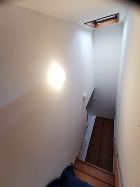 階段ブラケットLED照明の修理をしました。